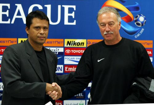 20일 포스텍 내 포스코국제관에서 열린 2009 아시아축구연맹(AFC) 챔피언스리그 4강 1차전 기자회견, 포항 스틸러스 세르지오 파리아스 감독(왼쪽)과 움 살랄 제라드 질리 감독이 악수를 하고 있다. 