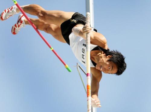 20일 대전 한밭종합운동장에서 열린 제90회 전국체육대회 육상 남자일반 장대높이 결승, 경남 우상원이 바를 넘으려 하고 있다. 