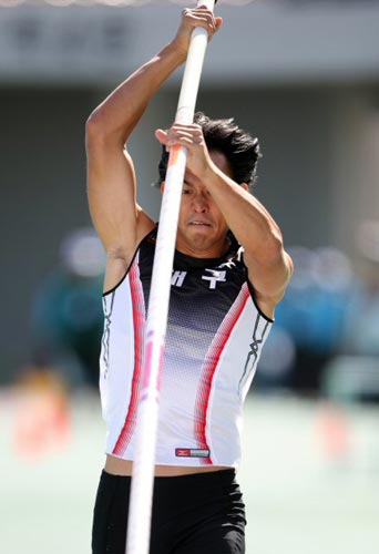 20일 대전 한밭종합운동장에서 열린 제90회 전국체육대회 육상 남자일반 장대높이 결승, 대구 김유석이 힘차게 도약하고 있다. 