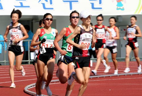 20일 대전 한밭종합운동장에서 열린 제90회 전국체전 육상 여자일반 5000m 결승, 1위를 차지한 충북 정복은이 경쟁자들과 치열한 레이스를 펼치고 있다. 