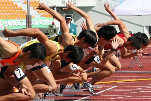  20일 대전 한밭종합운동장에서 열린 제90회 전국체전 육상 남자고등부 100m 예선, 출전 선수들이 힘차게 출발하고 있다. 
