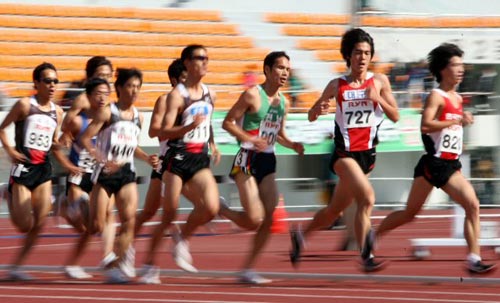 20일 대전 한밭종합운동장에서 열린 제90회 전국체전 육상 남자일반 5000m 결승, 출전 선수들이 치열한 레이스를 펼치고 있다. 