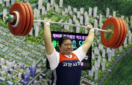 20일 오후 대전 중일고등학교에서 열린 90회 전국체육대회 여자역도 +75kg 용상에 출전한 장미란(고양시청)이 3차도전에서 자신의 세계신기록 187kg에 도전하고 있다. 장미란은 아깝게 실패해 기록경신은 하지 못했지만, 최중량급 3관왕을 달성했다. 