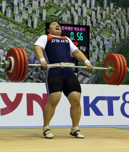 20일 오후 대전 중일고등학교에서 열린 90회 전국체육대회 여자역도 +75kg 용상에 출전한 장미란(고양시청)이 3차도전에서 자신의 세계신기록 187kg에 도전하고 있다. 장미란은 아깝게 실패해 기록경신은 하지못했다. 