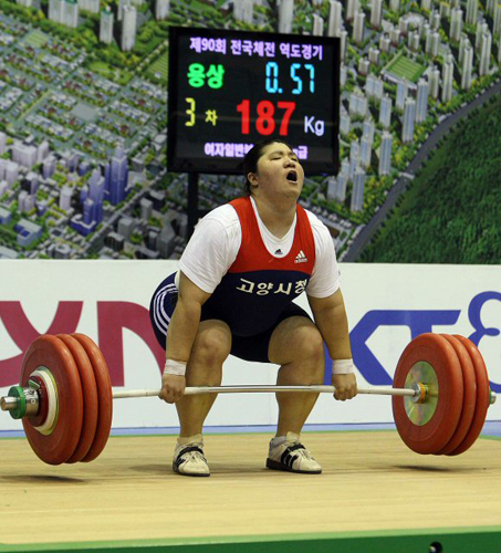 20일 오후 대전 중일고등학교에서 열린 90회 전국체육대회 여자역도 +75kg 용상에 출전한 장미란(고양시청)이 3차도전에서 자신의 세계신기록 187kg에 도전하고 있다. 장미란은 아깝게 실패해 기록경신은 하지 못했다. 