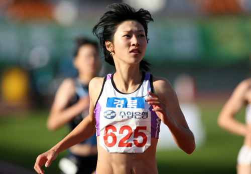 20일 대전 한밭종합운동장에서 열린 제90회 전국체전 육상 여자일반 100m 결승에서 우승한 경북 김하나가 기록을 확인하고 있다. 