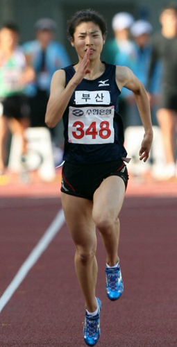 20일 대전 한밭종합운동장에서 열린 제90회 전국체전 육상 여자대학부 100m 결승에서 우승한 부산 김다정(가운데)이 질주하고 있다. 