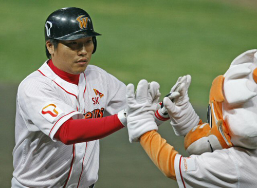 20일 인천문학경기장에서 열린 2009프로야구 한국시리즈 4차전 SK와 기아와의 경기 2회말 SK 박재홍이 2점 홈런을 치고 나서 홈에 들어오고 있다. 