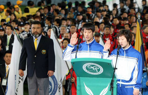 20일 오후 대전 월드컵경기장에서 열린 전국체전 개막식에서 정창영,최진아(사진 오른쪽) 선수가 선서를 하고 있다. 