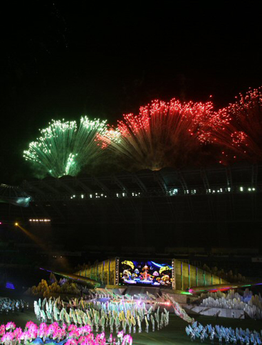  20일 대전 월드컵경기장에서 열린 제90회 전국체전 개막식에서 피날레로 화려한 불꽃이 대전 하늘을 수놓고 있다. 