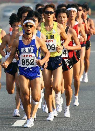 은퇴 레이스에 나선 국민마라토너 이봉주가 21일 대전 한밭종합운동장에서 열린 제90회 전국체전 남자일반부 마라톤에서 충남 대표로 참가해 선두로 나서고 있다. 