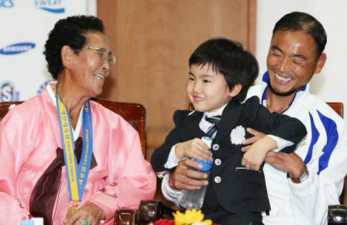 국민 마라토너 이봉주가 21일 대전 중구 충남도청에서 열린 은퇴식에서 어머니 공옥희 씨에게 아들을 통해 전국체전 금메달을 걸어주고 즐거워하고 있다. 