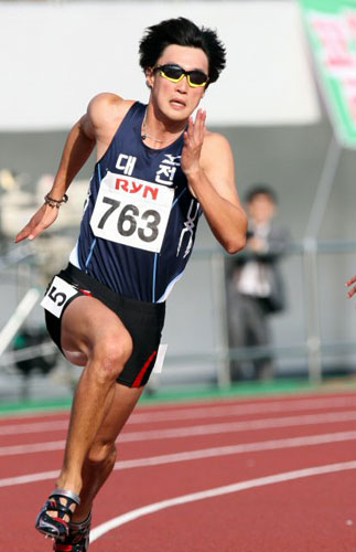 21일 대전 한밭종합운동장에서 전국체전 열린 육상 남자일반 200m 결승에서 우승한 전덕형(대전)이 질주하고 있다. 