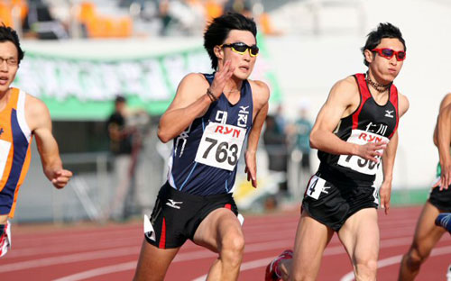 21일 대전 한밭종합운동장에서 열린 전국체전 육상 남자일반 200m 결승에서 우승한 전덕형(대전)이 질주하고 있다. 
