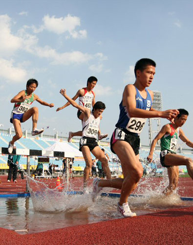 21일 대전 한밭종합운동장에서 열린 제90회 전국체전 육상 남자고등부 3000m 장애물 경기에서 선수들이 허들과 물 웅덩이를 뛰어넘고 있다. 
