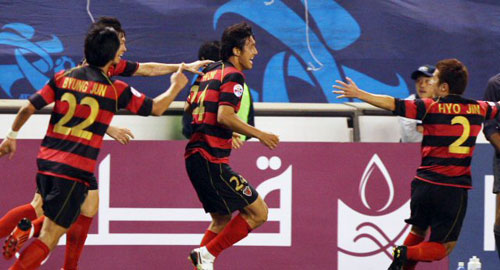 21일 경북 포항스틸야드에서 열린 2009 아시아축구연맹(AFC) 챔피언스리그 4강 1차전 포항 스틸러스-움 살랄(카타르) 경기에서 포항의 황재원이 선제골을 성공시킨 뒤 팀 동료들과 기뻐하고 있다. 