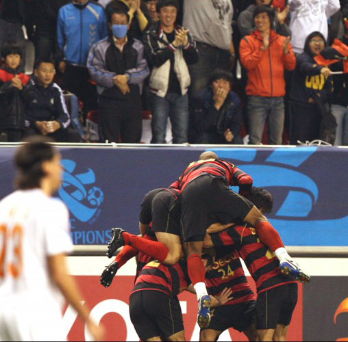 21일 경북 포항스틸야드에서 열린 2009 아시아축구연맹(AFC) 챔피언스리그 4강 1차전 포항 스틸러스-움 살랄(카타르) 경기에서 포항의 황재원이 첫 골을 성공시키자 동료들이 엉켜 기뻐하고 있다. 