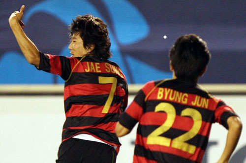  21일 경북 포항스틸야드에서 열린 2009 아시아축구연맹(AFC) 챔피언스리그 4강 1차전 포항 스틸러스-움 살랄(카타르) 경기에서 포항의 김재성이 팀의 2번째 골을 성공시킨 뒤 달려가고 있다. 