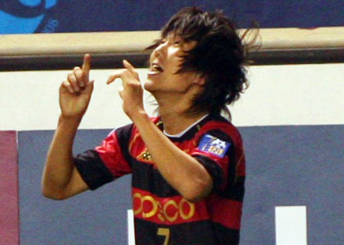  21일 경북 포항스틸야드에서 열린 2009 아시아축구연맹(AFC) 챔피언스리그 4강 1차전 포항 스틸러스-움 살랄(카타르) 경기에서 포항의 김재성이 팀의 2번째 골을 성공시킨 뒤 환호하고 있다. 