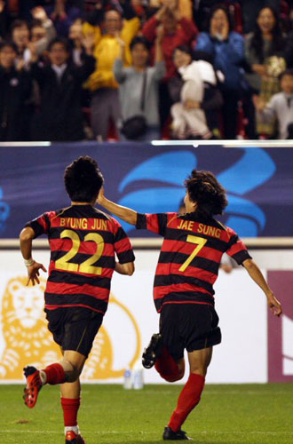 21일 경북 포항스틸야드에서 열린 2009 아시아축구연맹(AFC) 챔피언스리그 4강 1차전 포항 스틸러스-움 살랄(카타르) 경기에서 포항의 김재성이 팀의 2번째 골을 성공시킨 뒤 달려가고 있다. 