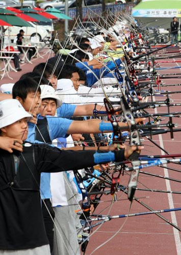 22일 대전체육고등학교에서 열린 제90회 전국체육대회 양궁 일반부 50m 경기에서 선수들이 시위를 당기고 있다. 