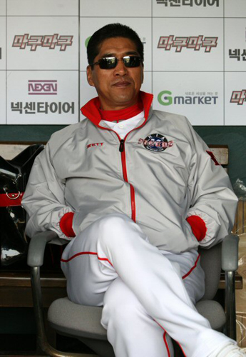 조범현 KIA 감독이 22일 오후 잠실야구장에서 한국시리즈 5차전 SK와의 경기를 앞두고 선수들의 연습 모습을 지켜보고 있다. 