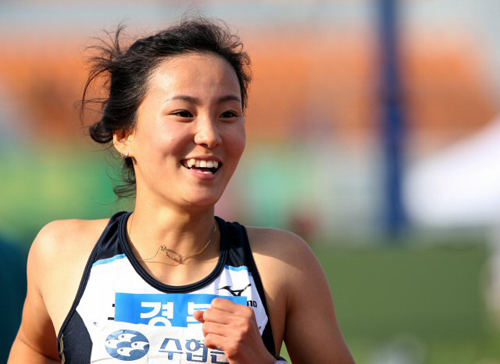 22일 대전 한밭종합운동장에서 열린 제90회 전국체전 육상 여자일반 100M허들 결승에서 우승한 경북 정혜림이 기뻐하고 있다. 