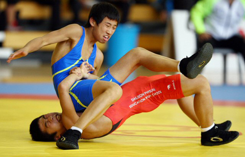 22일 대전대학교 맥센터에서 열린 제90회 전국체전 레슬링 그레코로만 남자고등부 50kg 안만호(서울.파랑)와 정철(대전.빨강)의 준결승에서 정철이 옆굴리기를 성공하고 있다. 