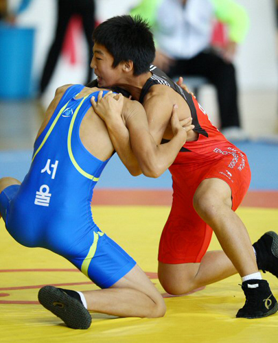 22일 대전대학교 맥센터에서 열린 제90회 전국체전 레슬링 그레코로만 남자고등부 50kg 안만호(서울.파랑)와 정철(대전.빨강)의 준결승에서 선수들이 경기를 하고 있다. 