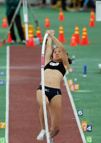 22일 대전 한밭종합운동장에서 열린 제90회 전국체전 육상 장대높이뛰기 여자일반 결승에서 부산 임은지가 도약하고 있다. 