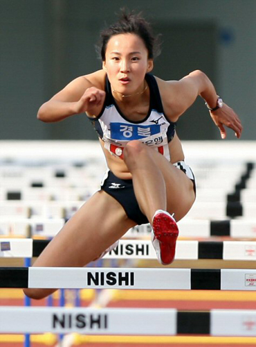 22일 대전 한밭종합운동장에서 열린 제90회 전국체전 육상 여자일반 100M허들 결승에서 우승한 경북 정혜림이 허들을 뛰어넘고 있다. 