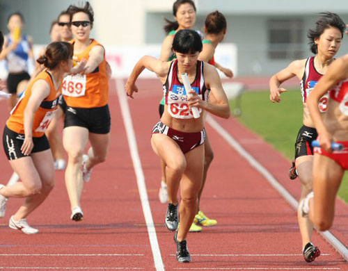 23일 대전 한밭종합운동장에서 열린 제90회 전국체전 육상 여자일반 1600M 계주 결승에서 경북 김하나가 3번주자로 나서 힘차게 달려나가고 있다. 김하나는 이번 대회에서 한국신기록 2개를 작성하는 등 100M, 200M, 400M 계주, 1600M 계주에서 우승해 4관왕을 차지했다. 