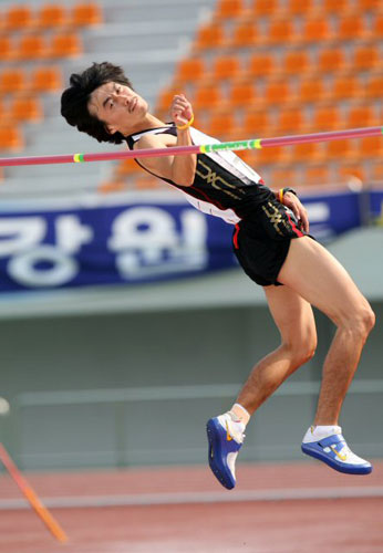 23일 대전 한밭종합운동장에서 열린 제90회 전국체전 육상 남자일반 높이뛰기 결승에서 우승한 울산 지재형이 2m 15바를 넘고 있다. 