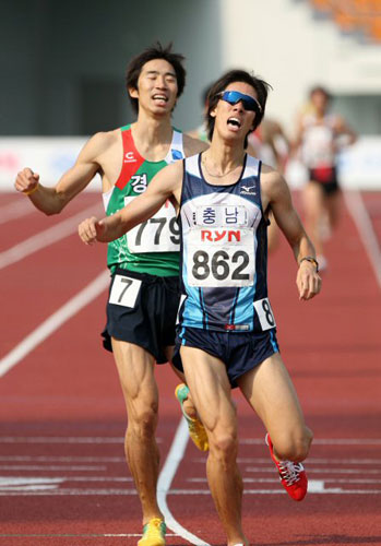 23일 대전 한밭종합운동장에서 열린 제90회 전국체전 육상 남자일반 1500M 결승에서 충남 신상민(862), 경기 박정진이 1, 2위로 결승선을 통과하고 있다. 