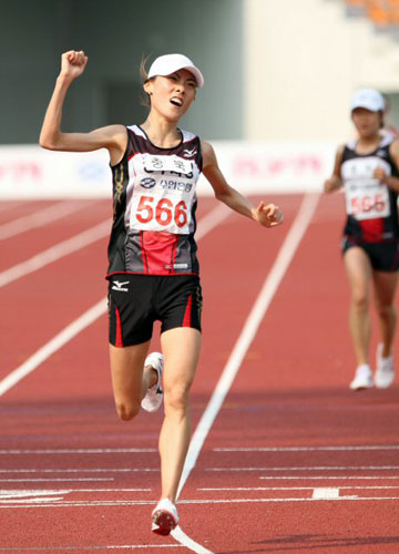 23일 대전 한밭종합운동장에서 열린 제90회 전국체전 육상 여자일반 10000M 결승에서 충북 정복은이 1위로 골인하며 환호하고 있다. 