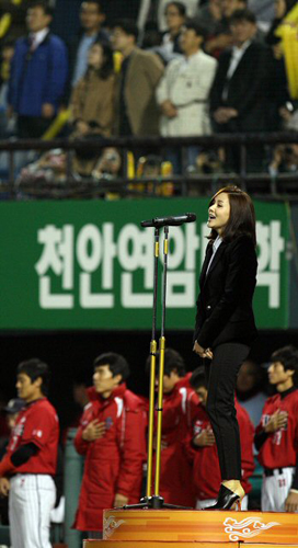  23일 오후 서울 잠실야구장에서 열린 2009 한국시리즈 6차전 기아와 SK의 경기에서 가수 아이비가 애국가를 부르고 있다. 
