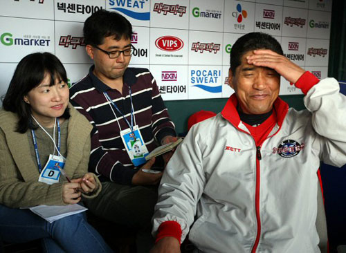 조범현 기아 감독이 23일 오후 서울 잠실야구장에서 2009 한국시리즈 기아와 SK 경기 전 취재진의 질문에 답하고 있다. 