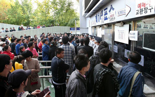  23일 오후 송파구 잠실야구장을 찾은 시민들이 한국시리즈 6차전 기아 타이거즈-SK 와이번스 경기 관람을 위해 티켓을 구입하고 있다 