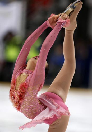 23일 러시아 모스크바에서 열린 2009-2010 국제빙상경기연맹(ISU) 피겨 그랑프리 2차 대회 여자 싱글 쇼트프로그램, 일본의 아사다 마오가 연기를 펼치고 있다. 아사다는 시니어 데뷔 후 최하 점수인 51.94점으로 부진해 출전 선수 12명 중 6위에 그쳤다. 