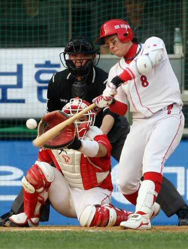 24일 서울 잠실구장에서 열린 2009 프로야구 한국시리즈 7차전 기아 타이거즈-SK 와이번스 경기, 기아 안치홍이 7회말 1점 홈런을 치고 있다. 