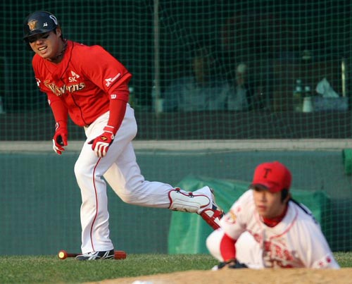 24일 서울 잠실구장에서 열린 2009 프로야구 한국시리즈 7차전 기아 타이거즈-SK 와이번스 경기, SK 박재상(왼쪽)이 6회초 2사 2루 상황에서 1타점 적시타를 치고 있다. 