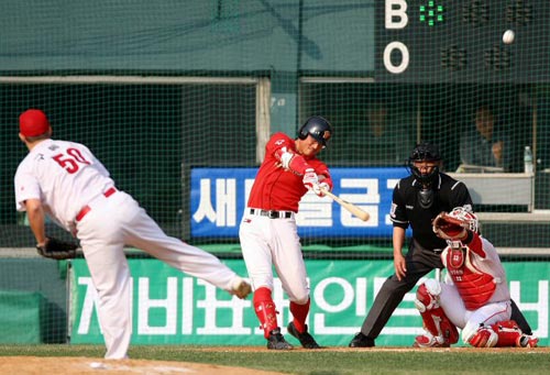 24일 서울 잠실구장에서 열린 2009 프로야구 한국시리즈 7차전 기아 타이거즈-SK 와이번스 경기, SK 박정권(오른쪽)이 4회초 무사 1루 상황에서 2점 홈런을 치고 있다. 