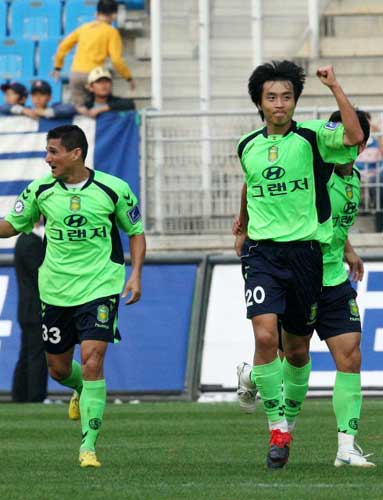 24일 수원월드컵경기장에서 열린 프로축구 2009 K리그 전북 현대와 수원 삼성의 경기에서 전북 이동국(오른쪽)이 0대1로 뒤진 후반 동점 헤딩슛을 성공시킨 뒤 기뻐하고 있다. 1대1 무승부. 