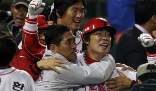 24일 오후 서울 잠실야구장에서 열린 2009 프로야구 한국시리즈 7차전 기아 타이거즈-SK 와이번스 경기 후, 끝내기 홈런을 친 기아 나지완이 조범현 감독과 함께 기뻐하고 있다. 