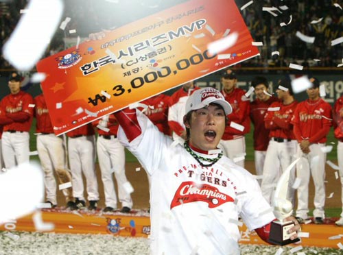 24일 오후 서울 잠실야구장에서 열린 2009 프로야구 한국시리즈 7차전 기아 타이거즈-SK 와이번스 경기 후, 시리즈 최우수 선수로 선정된 기아 나지완이 환호하고 있다. 