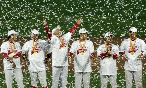 24일 오후 서울 잠실야구장에서 열린 2009 프로야구 한국시리즈 7차전 기아 타이거즈-SK 와이번스 경기 후, 우승을 차지한 기아 선수들이 축하 꽃가루 속에 우승 메달을 걸고 있다. 