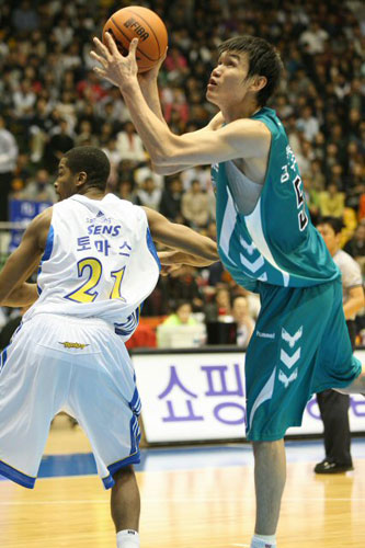  25일 오후 서울 잠실실내체육관에서 열린 2009-2010 프로농구 서울삼성과 원주동부의 경기에서 원주동부 김주성이 슛을 시도하고 있다. 