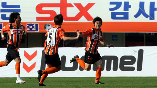  25일 오후 경남창원종합운동장에서 벌어진 프로축구 경남FC-성남 일화의 경기에서 전반 경남 이용래가 첫골을 넣은 뒤 동료들과 함께 그라운드를 질주하고 있다. 