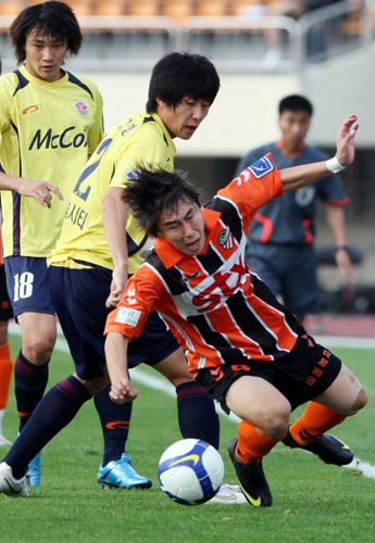 25일 오후 경남창원종합운동장에서 벌어진 프로축구 경남FC-성남 일화의 경기에서 경남 이용래가 성남 수비진들을 뚫으려다 넘어지고 있다. 