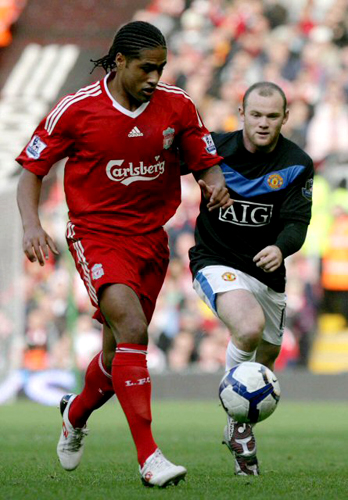 25일(현지시각) 영국 리버풀 앤필드서 열린 리버풀과 맨체스터유나이티드(이하 맨유)의 2009-10시즌 프리미어리그 10라운드 경기에서 리버풀의 글렌 존슨(앞)을 맨유의 웨인 루니가 뒤쫓고 있다. 